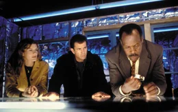 v.li.: Lorna Cole (Rene Russo), Martin Riggs (Mel Gibson), Roger Murtaugh (Danny Glover)  +++ Die Verwendung des sendungsbezogenen Materials ist nur mit dem Hinweis und Verlinkung auf RTL+ gestattet. +++