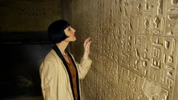 Colleen Darnell an der Hieroglyphenwand in der Pyramide von Unas.  +++ Die Verwendung des sendungsbezogenen Materials ist nur mit dem Hinweis und Verlinkung auf RTL+ gestattet. +++