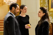 Richard (Silvan-Pierre Leirich) bleibt angespannt im Unklaren, ob Simone (Tatjana Clasing, r.) ihn verraten hat, da diese ihm aufgewühlt eine Antwort verweigert. Jenny (Kaja Schmidt-Tychsen) nimmt das gelassen zur Kenntnis. Richard (Silvan-Pierre Leirich) bleibt angespannt im Unklaren, ob Simone (Tatjana Clasing, r.) ihn verraten hat, da diese ihm aufgewühlt eine Antwort verweigert. Jenny (Kaja Schmidt-Tychsen) nimmt das gelassen zur Kenntnis.