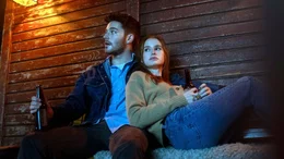 F&uuml;r Ryan (Froy Gutierrez) und Maya (Madelaine Petsch) wird ein einsames Waldhaus zur H&ouml;lle..  Photo Credit: John Armour for Lionsgate; F&uuml;r Ryan (Froy Gutierrez) und Maya (Madelaine Petsch) wird ein einsames Waldhaus zur H&ouml;lle..  Photo Credit: John Armour for Lionsgate