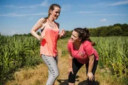 Nadine (Sarah Victoria Schalow) wird von Heike (Katrin H&ouml;ft, l.) sportlich an ihre Grenzen gebracht.