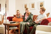 Tina (Franziska Arndt, M.) hat nicht erwartet, dass Hannah (Katharina Gieron) und Leon (Leon Seidel) so gro&szlig;e Probleme mit der neuen Besuchsregelung haben.