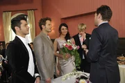 Paloma (Maja Maneiro, M.) und Enrique (Jacob Weigert, 2.v.l.) geben sich das Ja-Wort. Paloma (Maja Maneiro, M.) und Enrique (Jacob Weigert, 2.v.l.) geben sich das Ja-Wort.