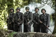 REENACTMENT &ndash; Deutsche Soldaten stehen Seite an Seite im Wald. (Bildnachweis: HLS6 Productions Ltd./Sean F. White)