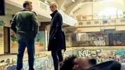 Vicky (Pia Stutzenstein) k&uuml;mmert sich um den bewusstlosen Mo (Nyamandi Adrian) und versucht Marc (Christopher Patten, l.) von ihrem Weg zu &uuml;berzeugen.