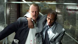 Detective Jack Mosley (Bruce Willis, li.) soll den Str&auml;fling Eddie (Mos Def) zum Gericht eskortieren. Eddie soll gegen korrupte Polizisten aussagen. Mosley muss w&auml;hlen, ob er die Polizei oder das Leben des Zeugen sch&uuml;tzt.