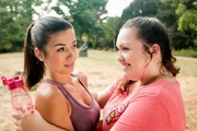 Nadine (Sarah Victoria Schalow, l.) bringt Lisa (Tahnee Rössler) mit Mitgefühl aus dem Konzept. Nadine (Sarah Victoria Schalow, l.) bringt Lisa (Tahnee Rössler) mit Mitgefühl aus dem Konzept.