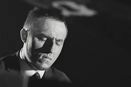 Der franz&ouml;sische Pianist, Komponist und Arrangeur Jacques Loussier (1934-2019) l&ouml;ste im Jahr 1959 mit seinem Album &bdquo;Play Bach&ldquo; einen handfesten Skandal aus.