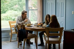 Nichtsahnend versuchen Ellison (Ethan Hawke, l.), Trevor (Michael Hall D'Addario, M.) und Ashley (Clare Foley, r.) das Leben in der neuen Heimat zu meistern. Doch furchtbare Filme, die der Familienvater findet, sorgen f&uuml;r Panik ...