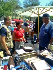Anita und Herbert hoffen, dass sie auf dem Flohmarkt ein paar Sachen verkaufen k&ouml;nnen. Experte Otto (li.) gibt wichtige Tipps.