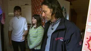 Kasmalla besichtigt das Badezimmer mit Vater Uwe und Tochter Lea. Kasmalla besichtigt das Badezimmer mit Vater Uwe und Tochter Lea.