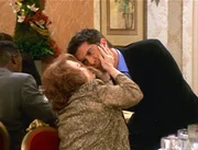 Schrecklich: Ross (David Schwimmer, r.) kann es nicht leiden, wenn seine Tante Millie (Darlene Kardon, l.) ihn immer auf den Mund küsst ... Schrecklich: Ross (David Schwimmer, r.) kann es nicht leiden, wenn seine Tante Millie (Darlene Kardon, l.) ihn immer auf den Mund küsst ...
