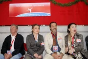 Simone (Tatjana Clasing, 2.v.li.), Richard (Silvan-Pierre Leirich, 2.v.re.) und Anita (Regine Schr&ouml;der) verfolgen gespannt die Dianas K&uuml;r von der Ehrentrib&uuml;ne aus.