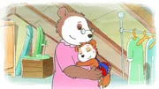 Nach dem Spielen auf dem Dachboden schmiegt sich Bobo an seine Oma.