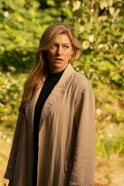 Ava Sharpe (Jes Macallan)
