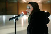 Jennys (Kaja Schmidt-Tychsen) geplante Hassrede wird zu einer Hymne auf den Eissport. Jennys (Kaja Schmidt-Tychsen) geplante Hassrede wird zu einer Hymne auf den Eissport.