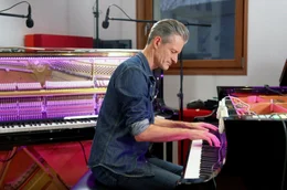 Auch der franz&ouml;sische Jazzpianist Edouard Ferlet (Bild) steht in der Tradition des legend&auml;ren Pianisten, Arrangeurs und Komponisten Jacques Loussier (1934-2019).