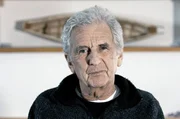 Der in Südtirol geborene Robert Peroni führt seit den 1990er Jahren das Rote Haus als Gästehaus für Fremde. Er beschäftigt dort 70 einheimische Mitarbeiterinnen und Mitarbeiter. Der in Südtirol geborene Robert Peroni führt seit den 1990er Jahren das Rote Haus als Gästehaus für Fremde. Er beschäftigt dort 70 einheimische Mitarbeiterinnen und Mitarbeiter.