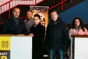 Gebannt verfolgen (v.l.) Richard (Silvan-Pierre Leirich), Georg Albrecht (Folke Paulsen), Simone (Tatjana Clasing), Ingo (André Dietz) und Elif (Beo Yalcin) Jennys Rede. Gebannt verfolgen (v.l.) Richard (Silvan-Pierre Leirich), Georg Albrecht (Folke Paulsen), Simone (Tatjana Clasing), Ingo (André Dietz) und Elif (Beo Yalcin) Jennys Rede.