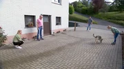Martin R&uuml;tter (2.v.r.) besucht Susanne, Dirk, Kim-Marie (l.) und Mischlingsh&uuml;ndin Marla.