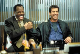 Das erfolgreiche Cop-Duo Martin Riggs (Mel Gibson, r.) und Roger Murtaugh (Danny Glover) ist zur&uuml;ck.  +++ Die Verwendung des sendungsbezogenen Materials ist nur mit dem Hinweis und Verlinkung auf RTL+ gestattet. +++