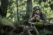 REENACTMENT &ndash; Ein deutscher Soldat, bewaffnet mit einer MP40.