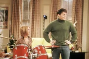 Joey (Matt LeBlanc, r.) &uuml;bt mit Rachel (Jennifer Aniston, l.) einen Song auf seinem neuen Schlagzeug ein ...