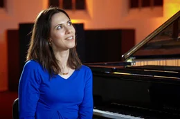 Die deutsche Jazzmusikerin Olivia Trummer spielt Klavier und singt. Auch sie steht in der Tradition des legend&auml;ren Pianisten, Arrangeurs und Komponisten Jacques Loussier (1934-2019).