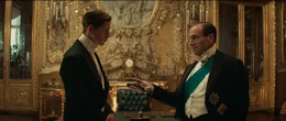 Conrad Oxford (Harris Dickinson, l.) and Orlando, Duke of Oxford / Arthur (Ralph Fiennes, r.)  +++ Die Verwendung des sendungsbezogenen Materials ist nur mit dem Hinweis und Verlinkung auf RTL+ gestattet. +++