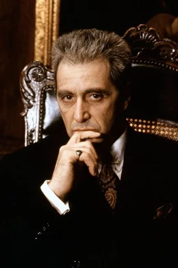 New York im Jahr 1979: Michael Corleone (Al Pacino), der Pate, ist m&uuml;de. Im Alter von 60 Jahren hat er noch zwei W&uuml;nsche: Er will seine Familie von seinen fr&uuml;heren Verbrechen reinwaschen und einen w&uuml;rdigen Nachfolger finden.