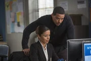 Bei den Ermittlungen muss Billy (Laz Alonso, r.) mit Special Agent Barrington (Meta Golding, l.) zusammenarbeiten ...