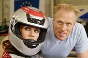 Harry (Norbert Heisterkamp) ist voller Zuversicht, dass Jaqueline (Ninon Held) das Rennen gegen Biene gewinnt. Harry (Norbert Heisterkamp) ist voller Zuversicht, dass Jaqueline (Ninon Held) das Rennen gegen Biene gewinnt.