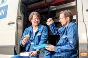 Als er den Inhalt seiner Brotdose sieht, beschwert sich Dirk (Jens Kipper, r.) bei seinem Kollegen Stefan (Tim Olrik Stöneberg), dass er unter Kayas Job zu leiden hat. Als er den Inhalt seiner Brotdose sieht, beschwert sich Dirk (Jens Kipper, r.) bei seinem Kollegen Stefan (Tim Olrik Stöneberg), dass er unter Kayas Job zu leiden hat.