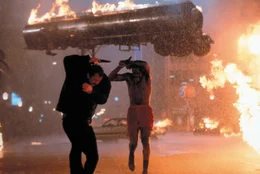 Martin Riggs (Mel Gibson, l.) und Roger Murtaugh (Danny Glover) gehen vor dem explodierenden Tanklastzug in Deckung...