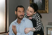 In einem innigen Moment mit Simone (Tatjana Clasing) wird Richard (Silvan-Pierre Leirich) klar, dass er das Thema Carmen und Ben ad acta legen will... In einem innigen Moment mit Simone (Tatjana Clasing) wird Richard (Silvan-Pierre Leirich) klar, dass er das Thema Carmen und Ben ad acta legen will...