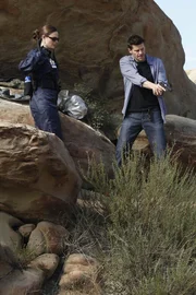 L-R: Brennan (Emily Deschanel) und Booth (David Boreanaz) untersuchen eine völlig verweste Leiche, die nach Myrrhe und Weihrauch riecht und am Zaun einer Fabrik hängt. Schnell wird klar, dass diese Leiche nicht verwest, sondern mumifiziert ist... L-R: Brennan (Emily Deschanel) und Booth (David Boreanaz) untersuchen eine völlig verweste Leiche, die nach Myrrhe und Weihrauch riecht und am Zaun einer Fabrik hängt. Schnell wird klar, dass diese Leiche nicht verwest, sondern mumifiziert ist...