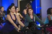 Um einen Mörder fassen zu können, schreckt Laura (Debra Messing, r.) nicht mal vor Sport zurück ... Um einen Mörder fassen zu können, schreckt Laura (Debra Messing, r.) nicht mal vor Sport zurück ...