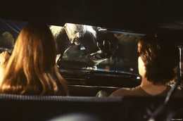 Trish (Gina Philips) f&auml;hrt mit ihrem Bruder Darry (Justin Long) vom College nach Hause. Auf der Landstra&szlig;e wird ihr Auto von einem Truck bedr&auml;ngt. Kurz darauf beobachten sie den Fahrer am Stra&szlig;enrand beim Entsorgen einer Leiche. Als die Geschwister an den Ort zur&uuml;ckkehren, machen sie eine grausige Entdeckung und sollten lieber sehen, dass sie wegkommen.