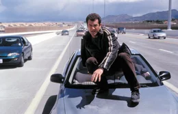 Martin Riggs (Mel Gibson) versucht auf einer halsbrecherischen Fahrt auf dem Highway, den chinesischen Triadenprinzen Wah Sing aufzuhalten...  +++ Die Verwendung des sendungsbezogenen Materials ist nur mit dem Hinweis und Verlinkung auf RTL+ gestattet. +++