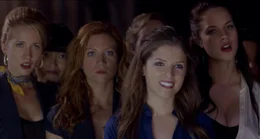 W&auml;hrend Beca (Anna Kendrick, 2.v.r.) endlich ein paar moderne Elemente in die Auftritte der "Barden Bellas" einbringen m&ouml;chte, stehen Aubrey (Anna Camp, l.), Lilly (Hana Mae Lee, 2.v.l.), Chloe (Brittany Snow, M.) und Stacie (Alexis Knapp, r.) den Neuerungen eher skeptisch gegen&uuml;ber ...