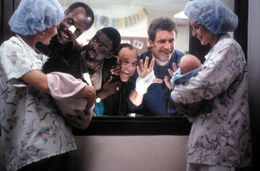 (h.v.l.) Murtaugh (Danny Glover), Butters (Chris Rock), Getz (Joe Pesci) und Riggs (Mel Gibson) bewundern den frisch geborenen Nachwuchs.