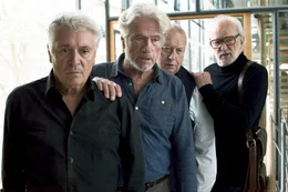 Sie sind zwar nicht mehr die J&uuml;ngsten, haben es aber noch faustdick hinter den Ohren: Zonen-James-Bond Jochen Falk (Henry H&uuml;bchen), BND-Agent Frank Kern (J&uuml;rgen Prochnow), der Logistiker Locke (Thomas Thieme), und T&uuml;ftler Jaecki (Michael Gwidesk, v.l.).