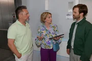 Julian (Onno Buß, r.) glaubt an eine Cyberangriff auf das Jeremias. Links Michael "Michi" (Lars Pape) und Yvonne (Gisa Zach) Julian (Onno Buß, r.) glaubt an eine Cyberangriff auf das Jeremias. Links Michael "Michi" (Lars Pape) und Yvonne (Gisa Zach)