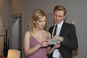 Alexandra wird Mark gegenüber immer misstrauischer. Nach Philips Offenbarung von Marks Lebenslüge gibt sie nicht eher Ruhe, bis sie die Beweise dafür in Händen hält ... Alexandra wird Mark gegenüber immer misstrauischer. Nach Philips Offenbarung von Marks Lebenslüge gibt sie nicht eher Ruhe, bis sie die Beweise dafür in Händen hält ...