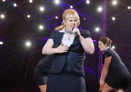 Hat es nicht immer einfach in der A-cappella-Gruppe "The Barden Bellas": Fat Amy (Rebel Wilson) ...