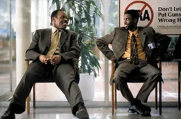 Roger Murtaugh (Dany Glover, l.) beginnt sich mit seinem potenziellen Schwiegersohn Lee Butters (Chris Rock) anzufreunden.  +++ Die Verwendung des sendungsbezogenen Materials ist nur mit dem Hinweis und Verlinkung auf RTL+ gestattet. +++