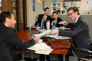 Während Richard (Silvan-Pierre Leirich, l.) von Christophs (Lars Korten, r.) neuem Marketing-Konzept angetan ist, sehen Vanessa (Julia Augustin) und Deniz (Igor Dolgatschew) der Zusammenarbeit mit Christoph mit gemischten Gefühlen entgegen. Während Richard (Silvan-Pierre Leirich, l.) von Christophs (Lars Korten, r.) neuem Marketing-Konzept angetan ist, sehen Vanessa (Julia Augustin) und Deniz (Igor Dolgatschew) der Zusammenarbeit mit Christoph mit gemischten Gefühlen entgegen.