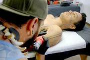Auch Heretu Tetahiotupa – ein Pionier der neuen Tattoo-Bewegung auf den Marquesas-Inseln – lässt sich weiter tätowieren. Auch Heretu Tetahiotupa – ein Pionier der neuen Tattoo-Bewegung auf den Marquesas-Inseln – lässt sich weiter tätowieren.