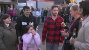 Schlüsselübergabe vor dem neuen Zu hause der Familie Schlüsselübergabe vor dem neuen Zu hause der Familie
