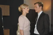 Alexandra (Ivonne Schönherr, l.) glaubt Philip (Philipp Romann, r.) kein Wort, doch der Keim des Misstrauens ist gesät ... Alexandra (Ivonne Schönherr, l.) glaubt Philip (Philipp Romann, r.) kein Wort, doch der Keim des Misstrauens ist gesät ...